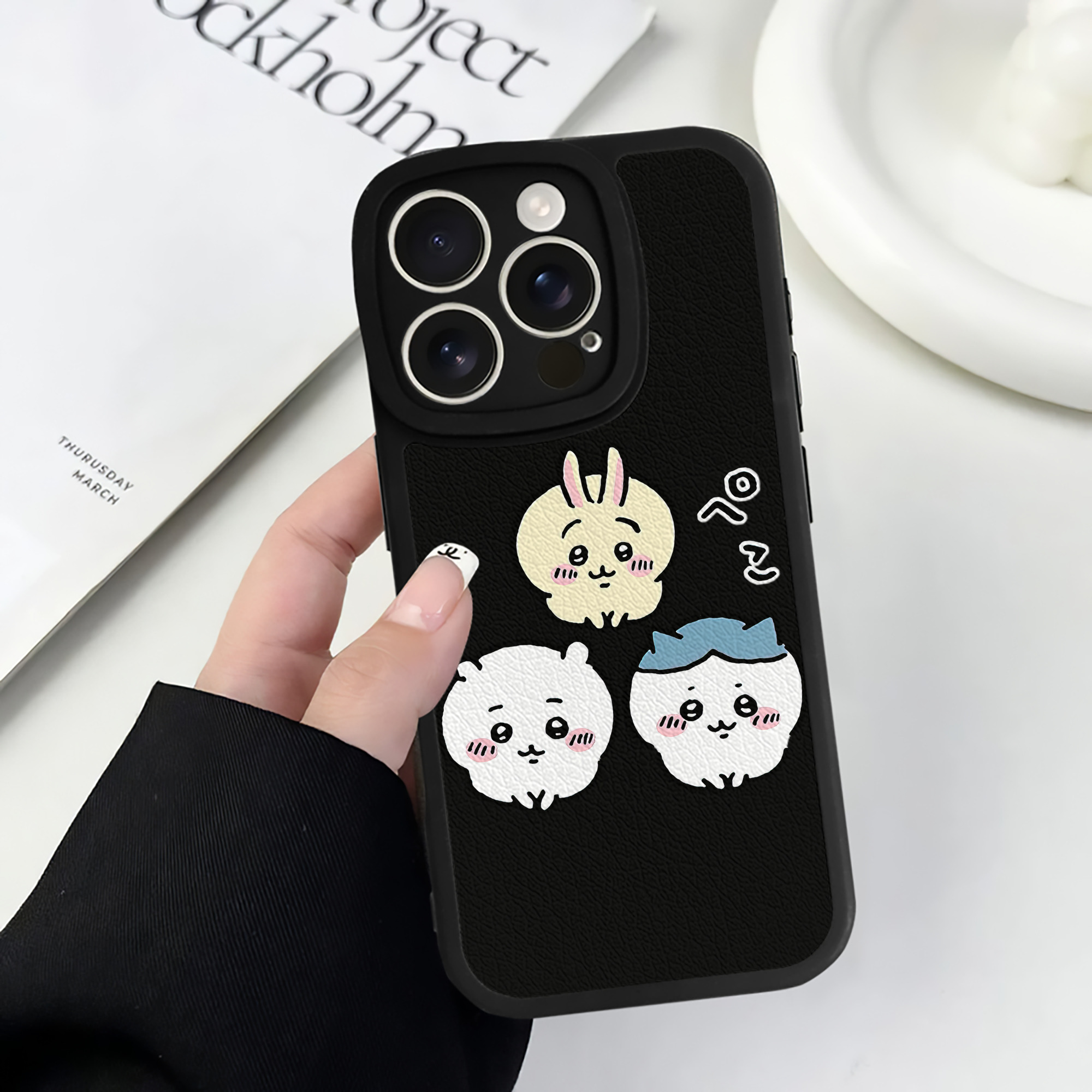 （画像用） ちいかわ うさぎ Chii-kawa usagi 【iPhone 16シリーズ対応】シリコンスマホケース（レザー調） 材質：シリコン